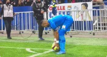 范德芬：我给伊萨克发了短信，我只是想封堵射门&他运气不好（范德芬：赛后给伊萨克发短信，只是想封堵那脚射门，他确实有点倒霉）