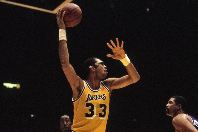 杜兰特关键补篮赢下比赛（杜兰特关键补篮助球队取胜）