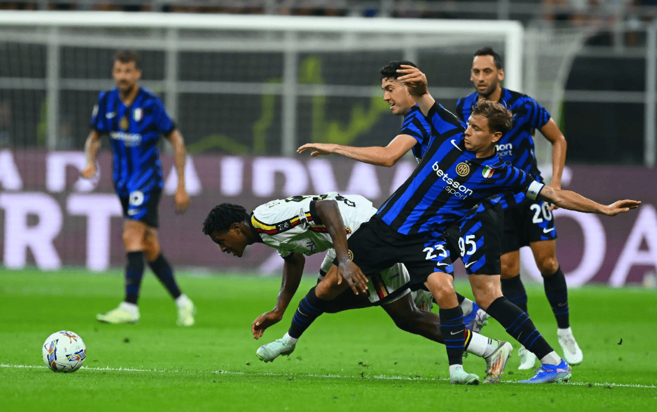 篮球篮网球迷为球队送上支持横幅（篮网球迷举起横幅为球队助威）