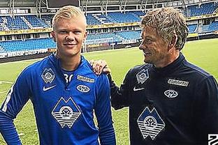 残特奥会游泳比赛现场，教练为何拿着绑着球的长杆，比赛中途还要敲击运动员？这背后是一份无声的默契