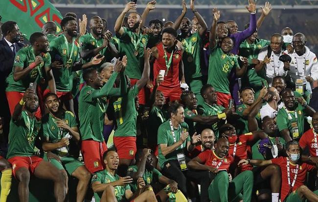 教练公开怒喷裁判，记者会炸裂（教练当众痛斥裁判，记者会火药味十足）