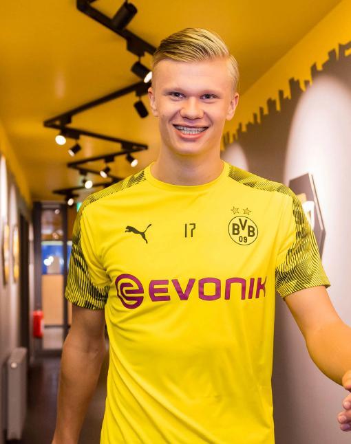 强势回归！萨内首次单场国家队比赛造3球，第二次梅开二度