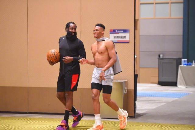 骑士内线组合压制对手（骑士内线双塔压倒对手）