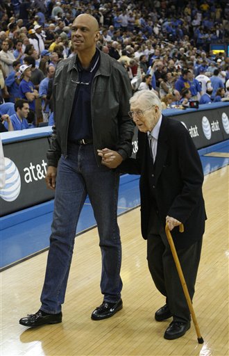 阿森纳以3-0大胜布鲁日，锁定16强席位，延续全胜纪录。（阿森纳3比0击败布鲁日，提前晋级16强并保持全胜）